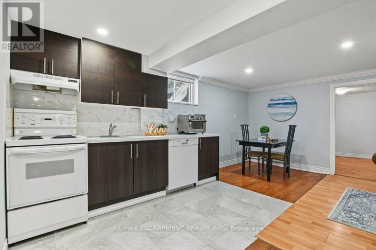 15 CARWYN CRESCENT, Hamilton (Ainslie Wood), Ontario, L8S3H3