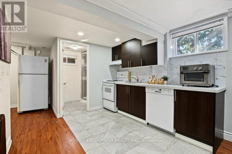 15 CARWYN CRESCENT, Hamilton (Ainslie Wood), Ontario, L8S3H3