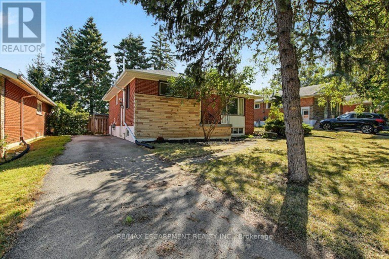 15 CARWYN CRESCENT, Hamilton (Ainslie Wood), Ontario, L8S3H3