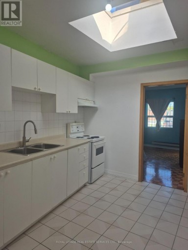 1584 DUNDAS STREET W, Toronto (Little Portugal), Ontario, M6K1T8