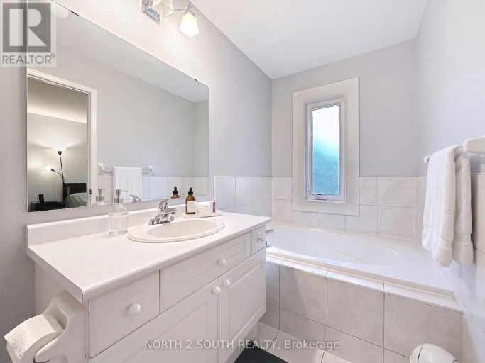 5 BELLAGIO CRESCENT, Vaughan (Patterson), Ontario, L4K5J9