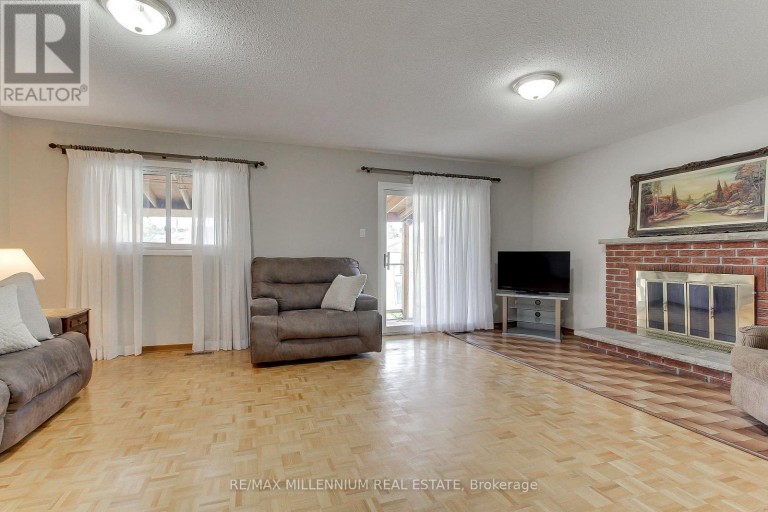 7431 SIGSBEE DRIVE, Mississauga (Malton), Ontario, L4T3S5