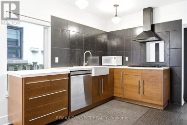 MAIN - 37 NOBLE STREET Toronto (Roncesvalles) Ontario photo 13
