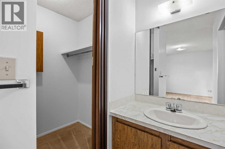 6419B 33 Avenue NW, Calgary, Alberta, T3B1K9