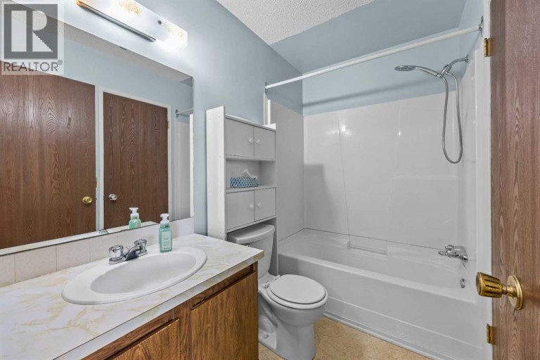 6419B 33 Avenue NW, Calgary, Alberta, T3B1K9