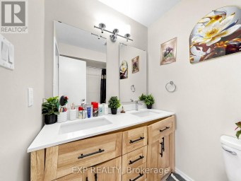 28 LONGFELLOW COURT Whitby (Pringle Creek) Ontario photo 18