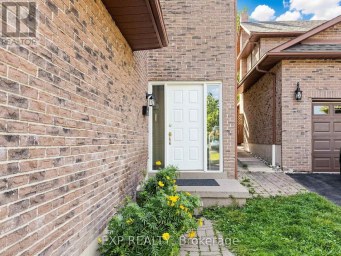 28 LONGFELLOW COURT Whitby (Pringle Creek) Ontario photo 2
