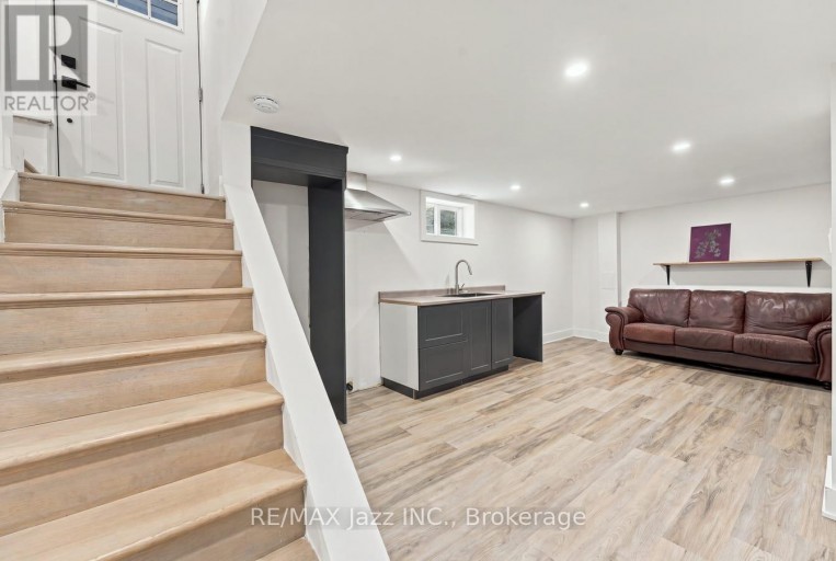 388 EAGLE STREET, Newmarket (Central Newmarket), Ontario, L3Y1K4