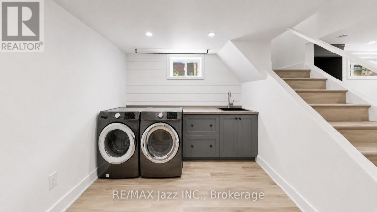 388 EAGLE STREET, Newmarket (Central Newmarket), Ontario, L3Y1K4