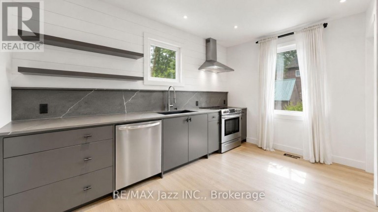 388 EAGLE STREET, Newmarket (Central Newmarket), Ontario, L3Y1K4