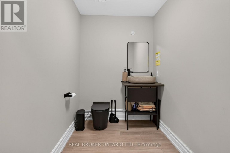 803 DUNDAS STREET W, Toronto (Trinity-Bellwoods), Ontario, M6J1V2