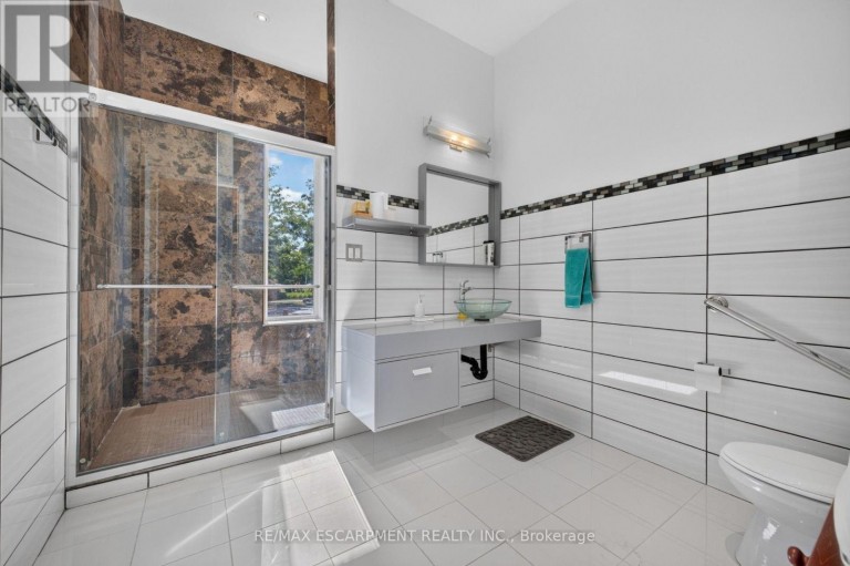 19 MCCOLLUM ROAD, Hamilton (Winona), Ontario, L8E6B8