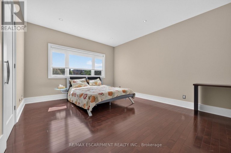 19 MCCOLLUM ROAD, Hamilton (Winona), Ontario, L8E6B8