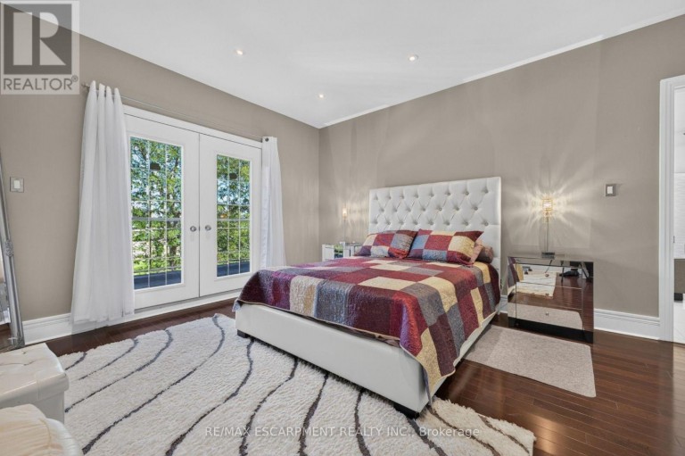 19 MCCOLLUM ROAD, Hamilton (Winona), Ontario, L8E6B8
