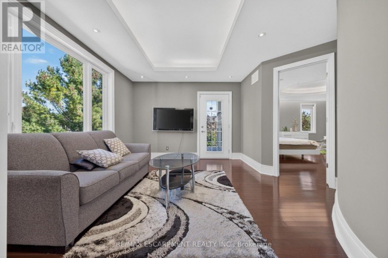 19 MCCOLLUM ROAD, Hamilton (Winona), Ontario, L8E6B8