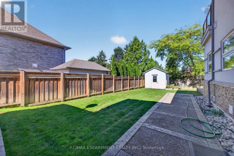 19 MCCOLLUM ROAD, Hamilton (Winona), Ontario, L8E6B8