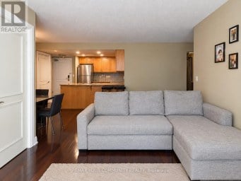 619 - 2737 KEELE STREET Toronto (Downsview-Roding-CFB) Ontario photo 3