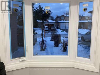 77 NEWBRIDGE CRESCENT Brampton (Westgate) Ontario photo 2