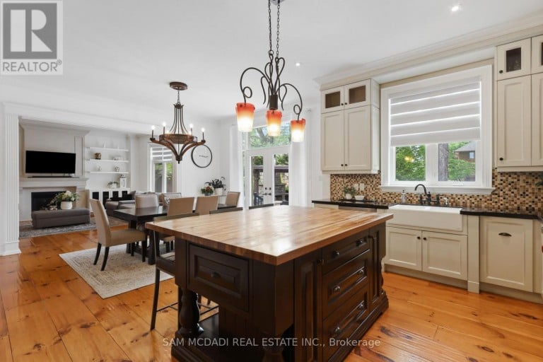 725 QUEENSWAY W, Mississauga (Erindale), Ontario, L5C1A7