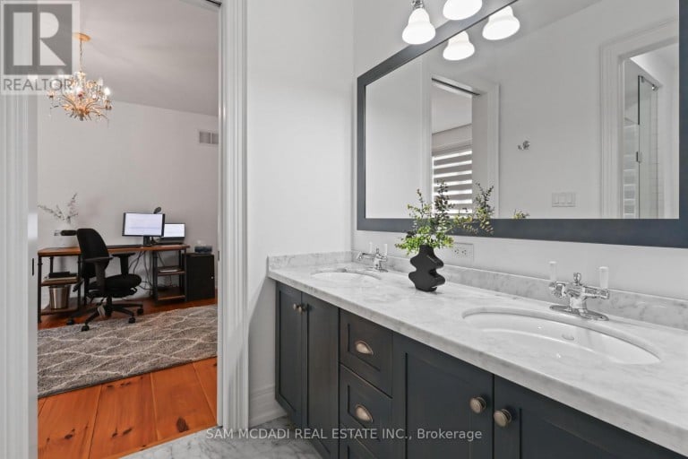 725 QUEENSWAY W, Mississauga (Erindale), Ontario, L5C1A7