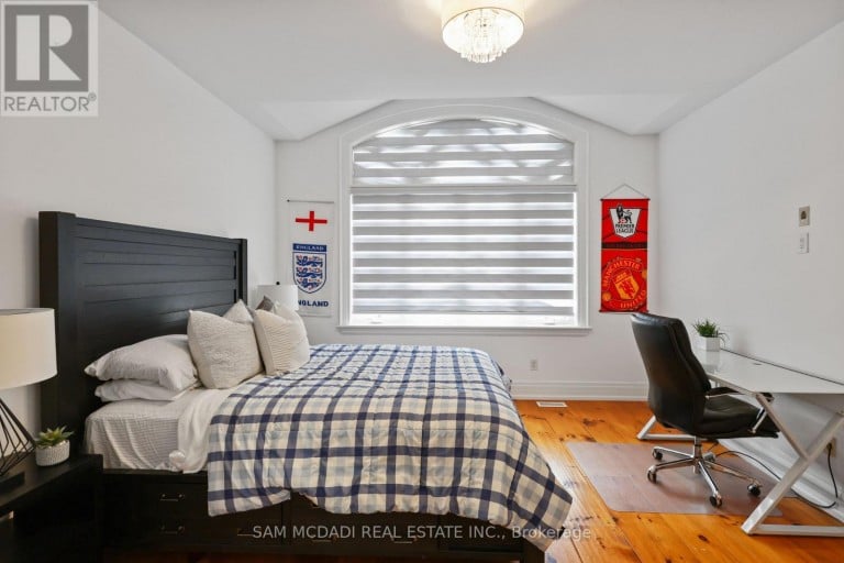 725 QUEENSWAY W, Mississauga (Erindale), Ontario, L5C1A7