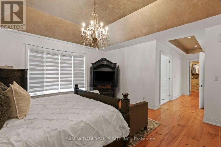 725 QUEENSWAY W, Mississauga (Erindale), Ontario, L5C1A7