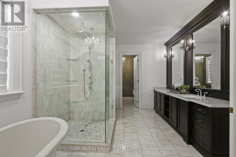 725 QUEENSWAY W, Mississauga (Erindale), Ontario, L5C1A7