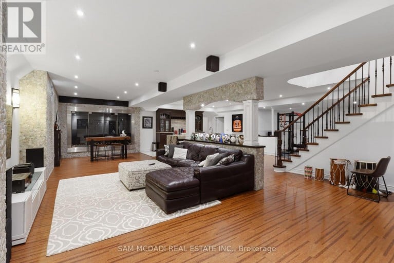 725 QUEENSWAY W, Mississauga (Erindale), Ontario, L5C1A7