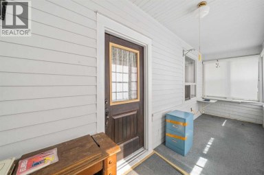 362 7 Street SE Medicine Hat Alberta photo 3