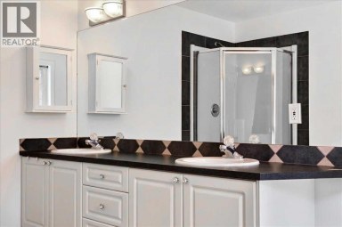3221 2 Street NW Calgary Alberta photo 44