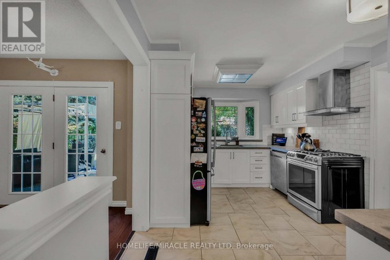 9 IRIS CRESCENT, Brampton (Snelgrove), Ontario, L6Z3H8