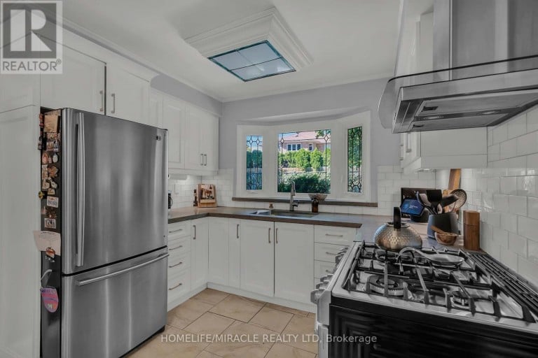 9 IRIS CRESCENT, Brampton (Snelgrove), Ontario, L6Z3H8