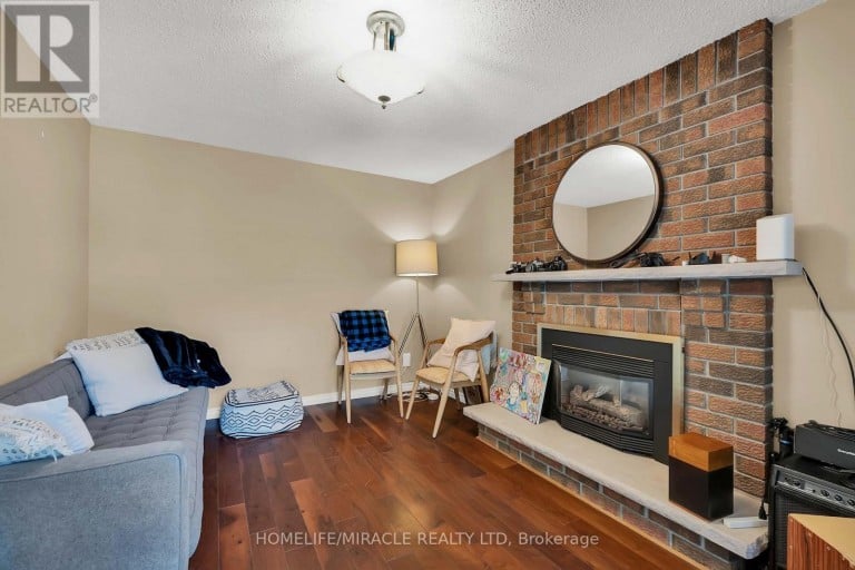 9 IRIS CRESCENT, Brampton (Snelgrove), Ontario, L6Z3H8
