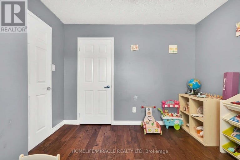 9 IRIS CRESCENT, Brampton (Snelgrove), Ontario, L6Z3H8