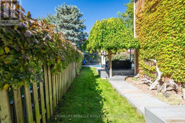 9 IRIS CRESCENT, Brampton (Snelgrove), Ontario, L6Z3H8