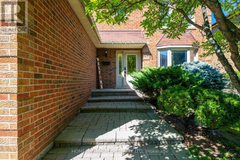 9 IRIS CRESCENT, Brampton (Snelgrove), Ontario, L6Z3H8