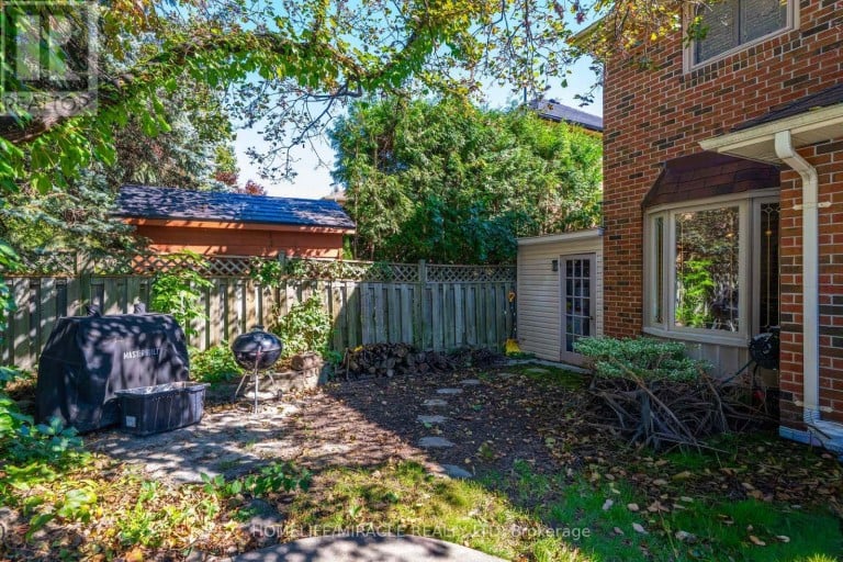 9 IRIS CRESCENT, Brampton (Snelgrove), Ontario, L6Z3H8