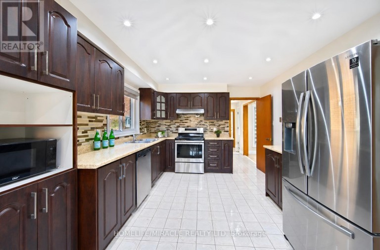 8 LOIRE COURT, Toronto (West Humber-Clairville), Ontario, M9V4Z7