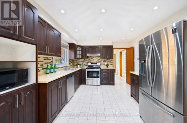 8 LOIRE COURT Toronto (West Humber-Clairville) Ontario photo 15