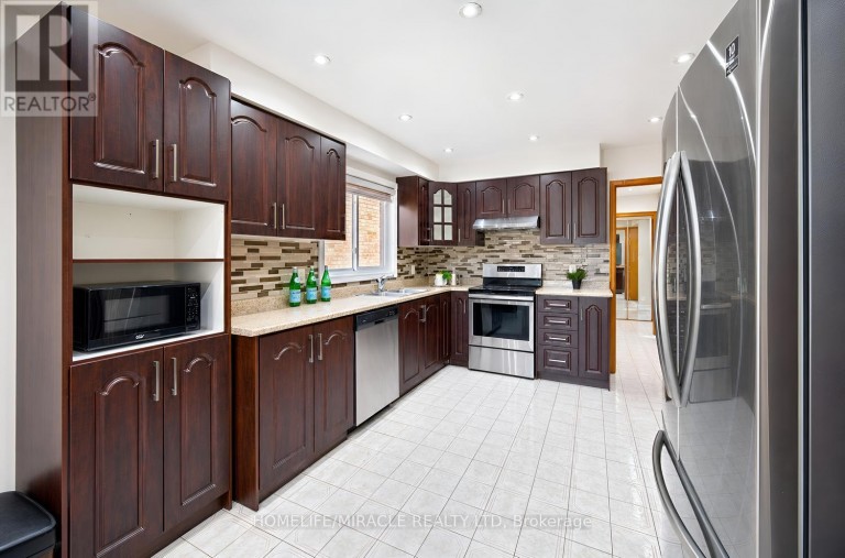 8 LOIRE COURT, Toronto (West Humber-Clairville), Ontario, M9V4Z7