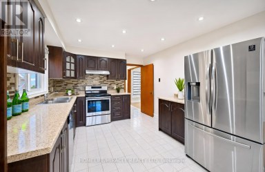 8 LOIRE COURT Toronto (West Humber-Clairville) Ontario photo 17