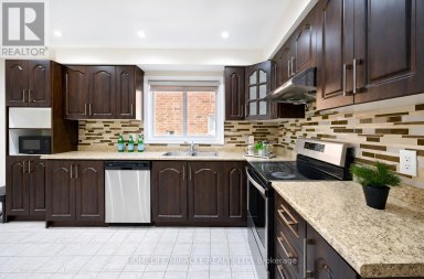 8 LOIRE COURT Toronto (West Humber-Clairville) Ontario photo 18