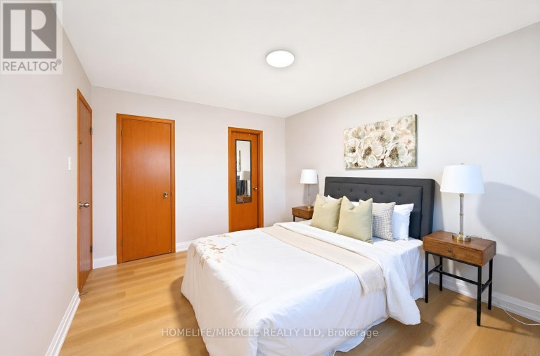 8 LOIRE COURT, Toronto (West Humber-Clairville), Ontario, M9V4Z7