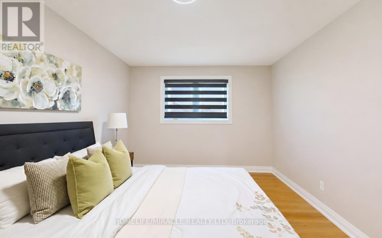 8 LOIRE COURT, Toronto (West Humber-Clairville), Ontario, M9V4Z7