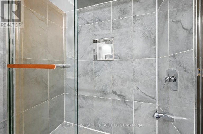 8 LOIRE COURT, Toronto (West Humber-Clairville), Ontario, M9V4Z7