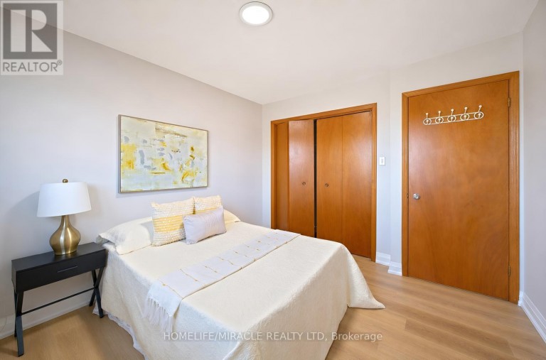 8 LOIRE COURT, Toronto (West Humber-Clairville), Ontario, M9V4Z7