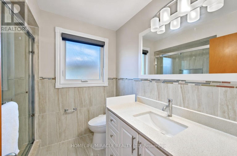 8 LOIRE COURT, Toronto (West Humber-Clairville), Ontario, M9V4Z7