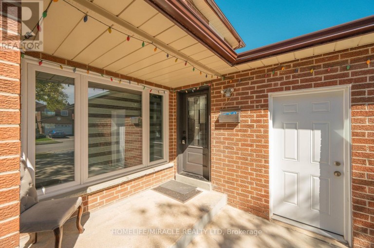 8 LOIRE COURT, Toronto (West Humber-Clairville), Ontario, M9V4Z7