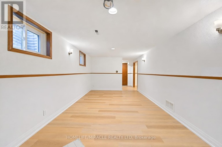 8 LOIRE COURT, Toronto (West Humber-Clairville), Ontario, M9V4Z7
