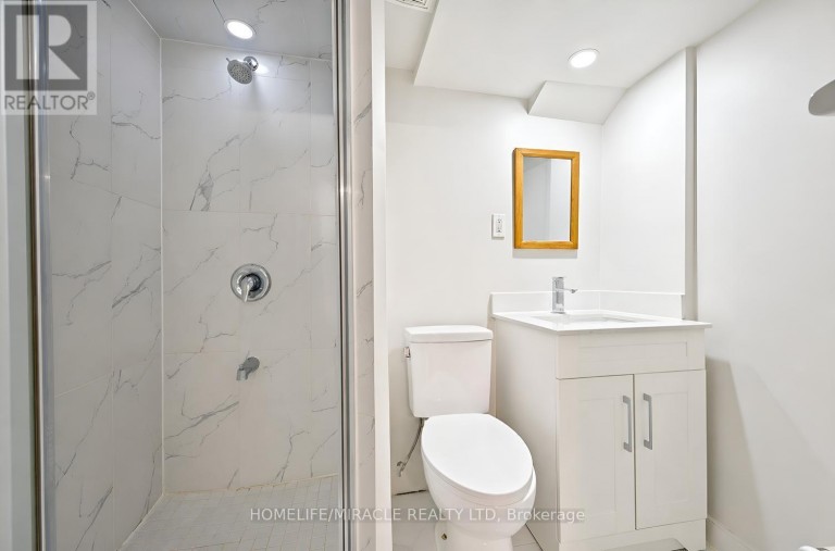 8 LOIRE COURT, Toronto (West Humber-Clairville), Ontario, M9V4Z7